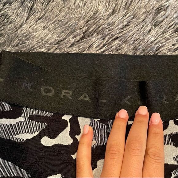 Koral Knockout Crop Legging Blk Camo Knit Jacquard - Picture 4 of 7
